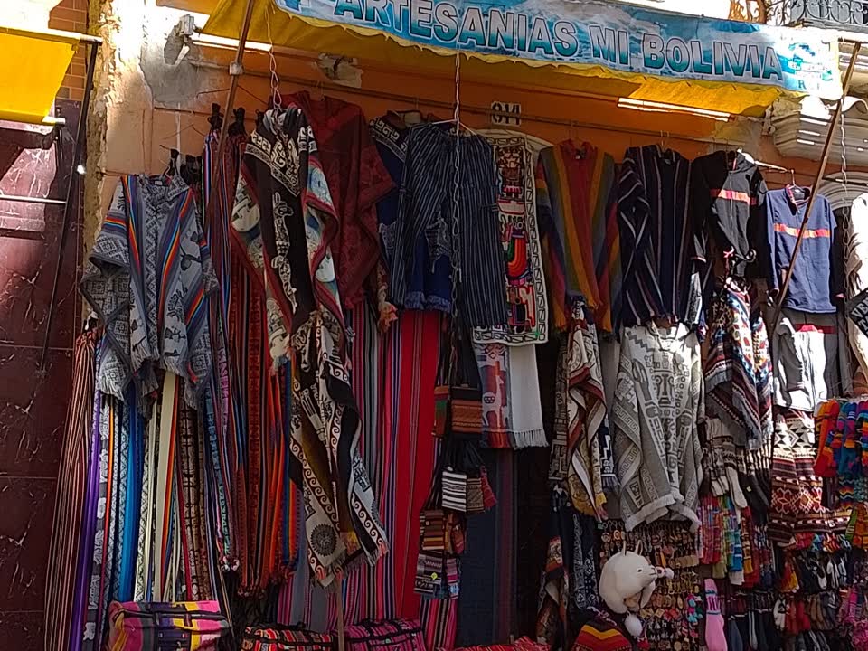 Fachada de una tienda de artesanías en el Mercado de las Brujas, La Paz