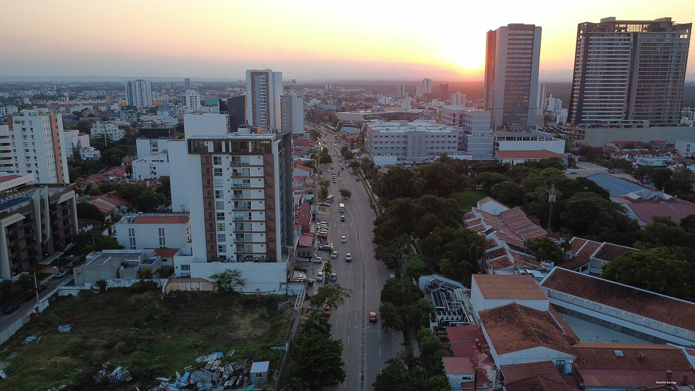 Avenida del tercer anillo de Santa Cruz de la Sierra al atardecer, vista desde arriba