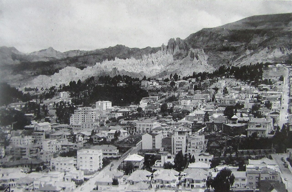Vista aérea en blanco y negro de Sopocachi en 1948, con los cerros al fondo