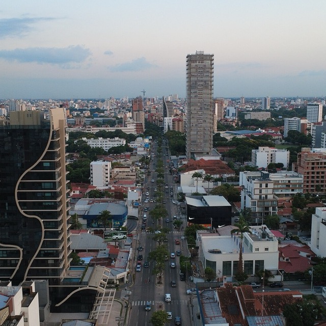 La avenida San Martín vista desde el aire al atardecer, con las torres de Equipetrol a los lados