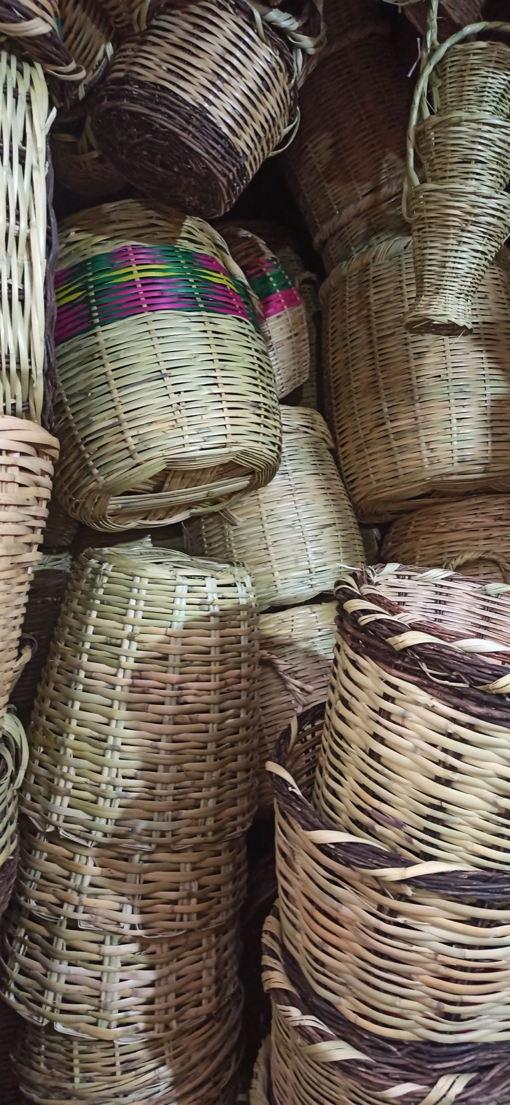 Canastas de mimbre apiladas en el mercado de Cochabamba